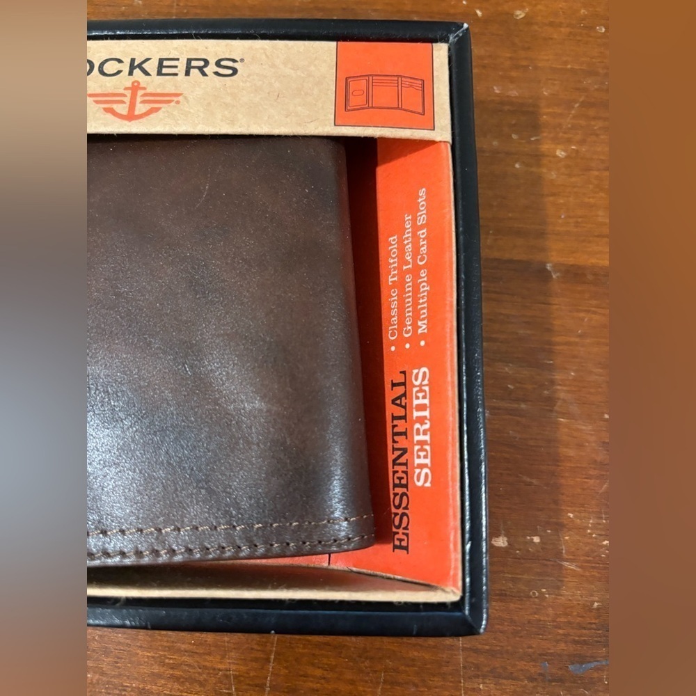New In box wallet​​​​​​ - Picture 5 of 6
